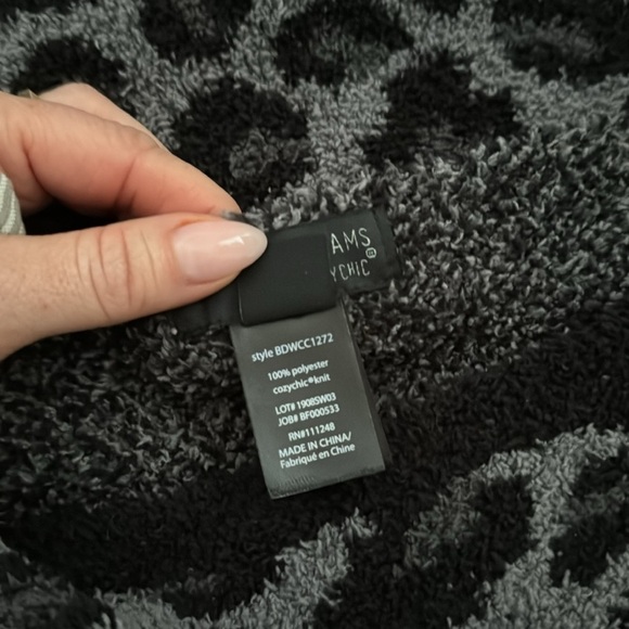 Barefoot Dreams | CozyChic | one size poncho | gray/black leopard print - Picture 6 of 6